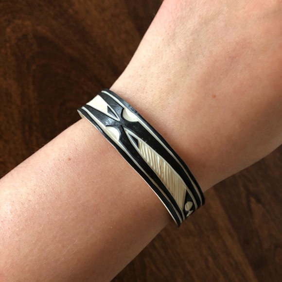 🔥3/$10-Black and Cream Hand Carved Bracelet - Picture 3 of 6